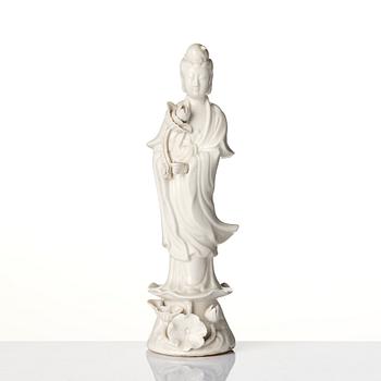 A blanc de Chine figure of a Guanyin, late Qing dynasty, 19th century.