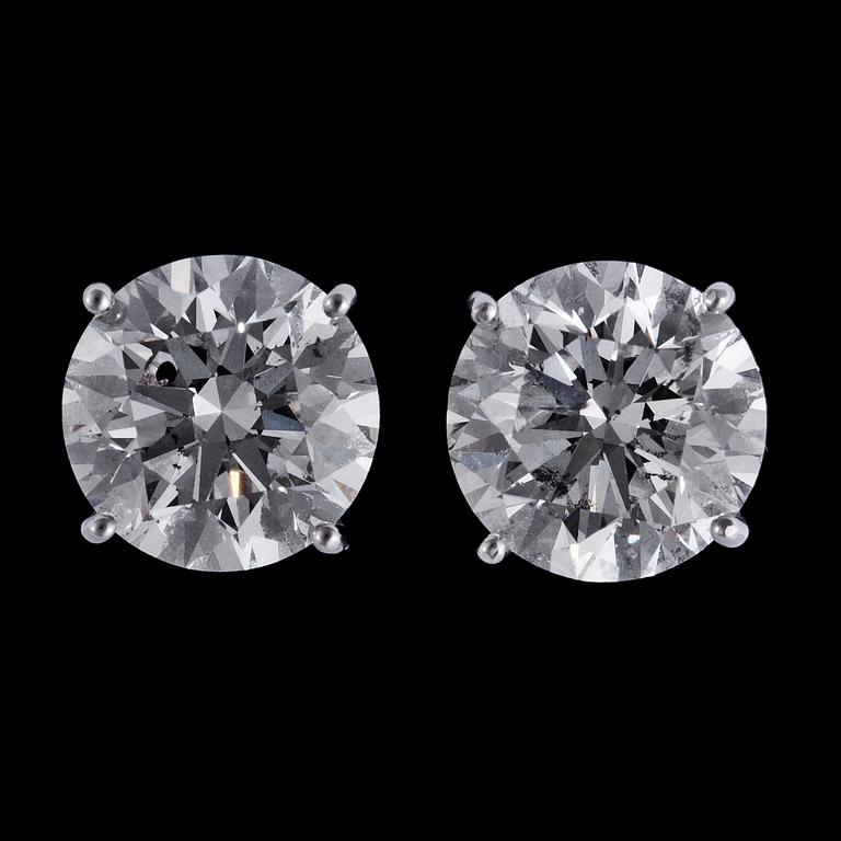 ÖRHÄNGEN, vardera briljantslipad diamant, 2.40 ct, resp. 2.27 ct.