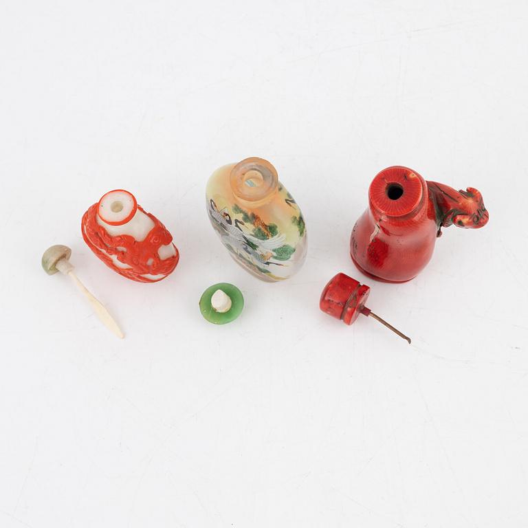 A group of three Chinese snuffbottles and three porcelain teabowls, 19th and 20th century.