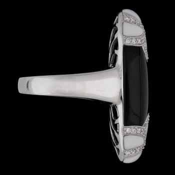 A black and white onyx and brilliant cut diamond ring, tot. 0.37 ct.