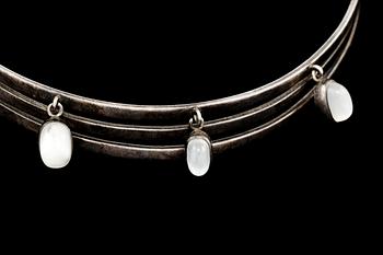 COLLIER, silver med 3 cabochonslipade månstenar, Sven-Erik Högberg, Göteborg, 1956. Vikt 38.0 g.