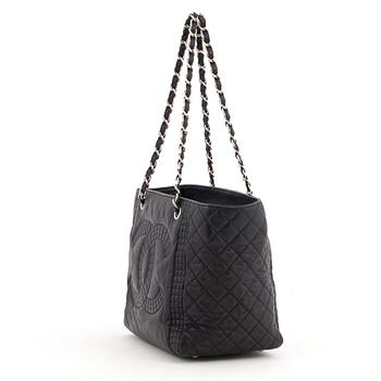 Chanel, CHANEL, a black quilted leather bag.