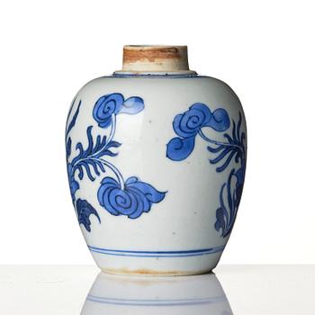 A blue and white dish and tea caddy, Tianqi/Chongzhen, mid 17th century.