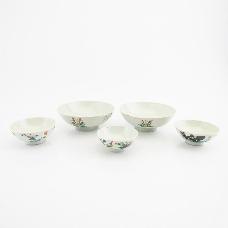 A set of eleven Chinese porcelain bowls and five plates later part of the 20th century.