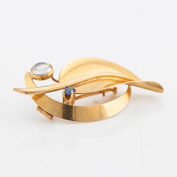 Brooch, leaf-shaped, 18K gold with moonstone and sapphire.