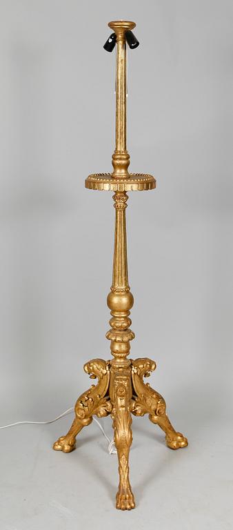 GOLVLAMPA, skuret trä, 1900-taets första hälft.