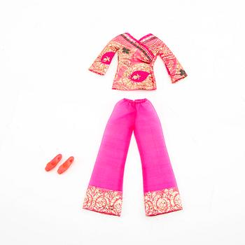 Barbie och Ken, dockor 3 st. samt kläder, Mod "Twist 'N Turn Barbie, Mattel 1968, vintage "Blushing Ken"Mattel 1966.