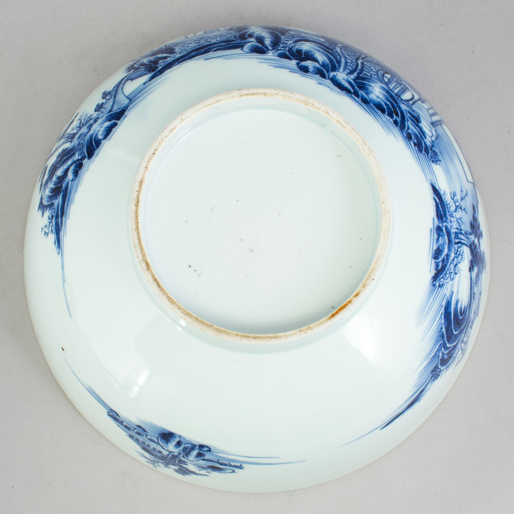 A chinese blue and white punch bowl. Qing dynasty, Qianlong (1736-95).