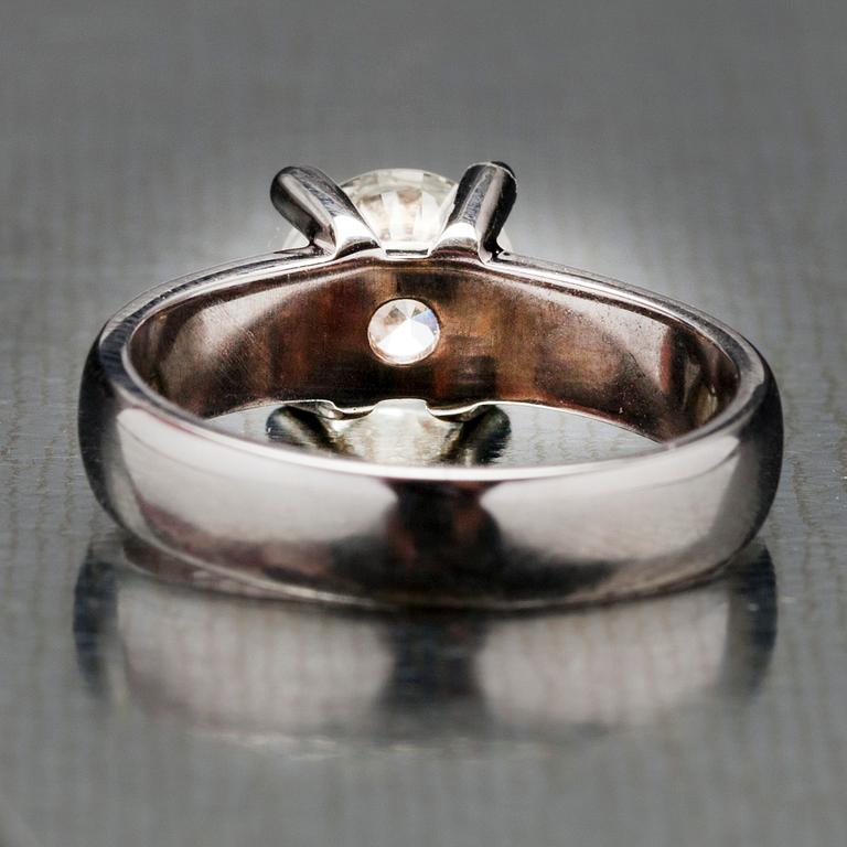 RING, vitguld 14K, briljantslipad diamant 1,58 ct. Vikt 5,67 g. Intyg.