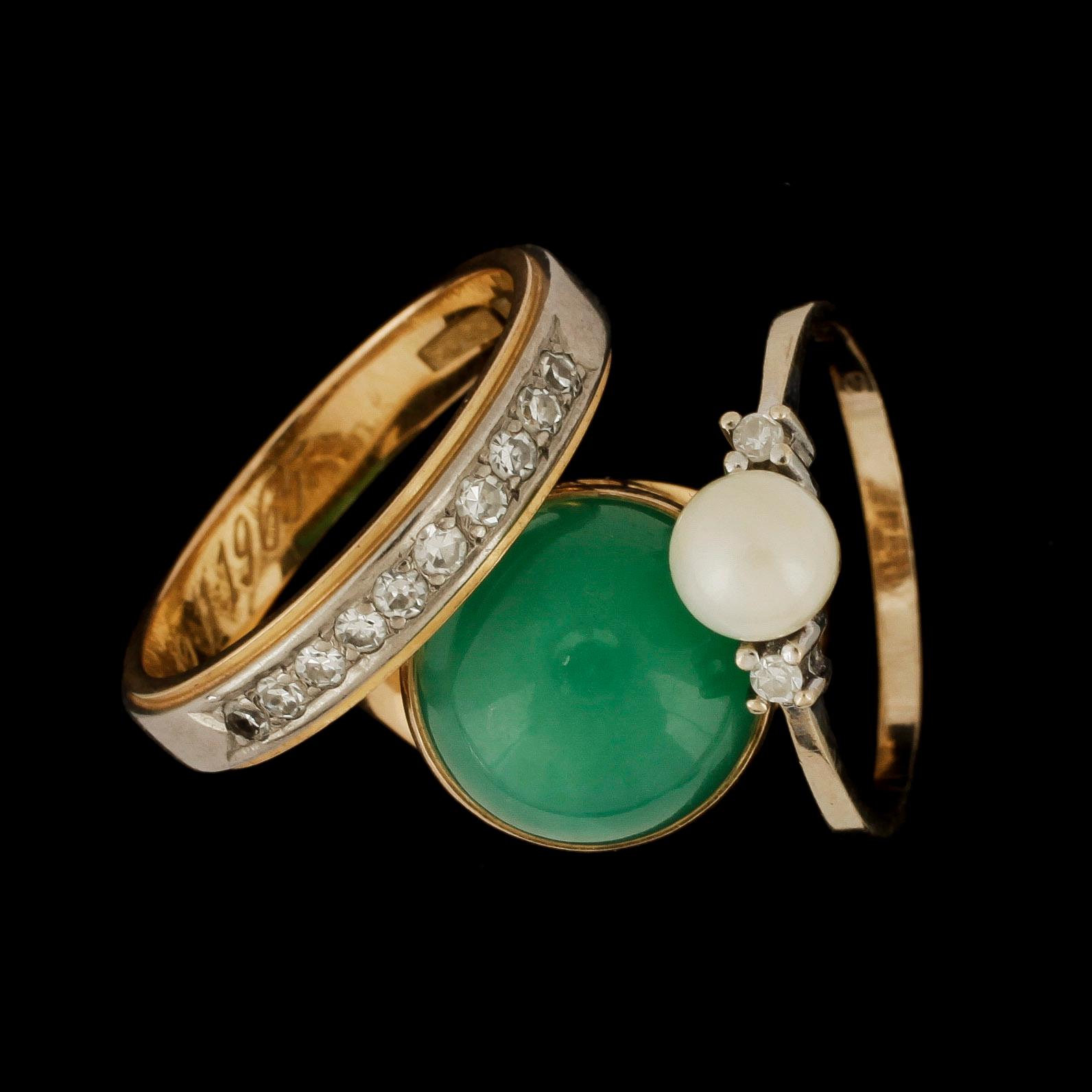 RINGAR, 3 st, guld 18K, två med små diamanter. Tot ca 13 gram.