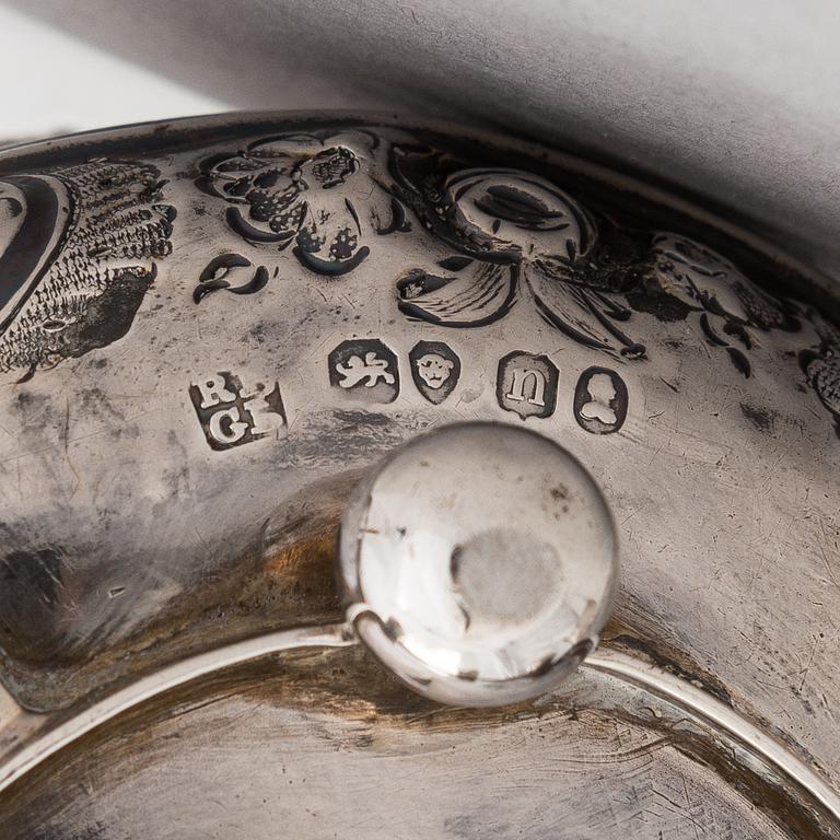 Two sterling silver milk jugs, London 1794 och 1828.
