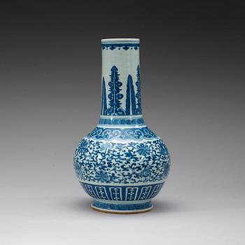 VAS, porslin. Qingdynastin 1800-tal med Qianlongs sex karaktärers märke.