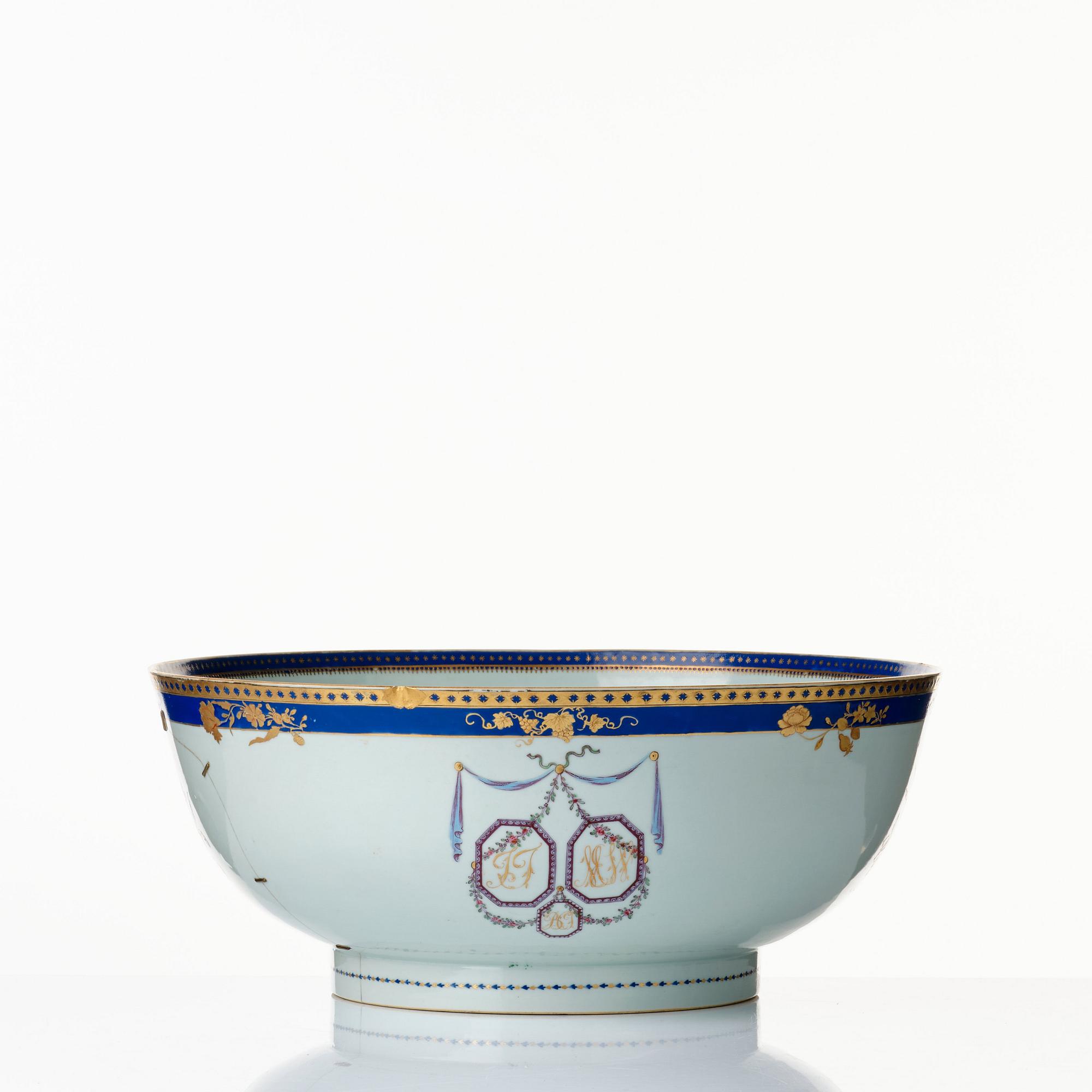 Bålar med fat, ett par , kompaniporslin. Qingdynastin, 1700-tal.