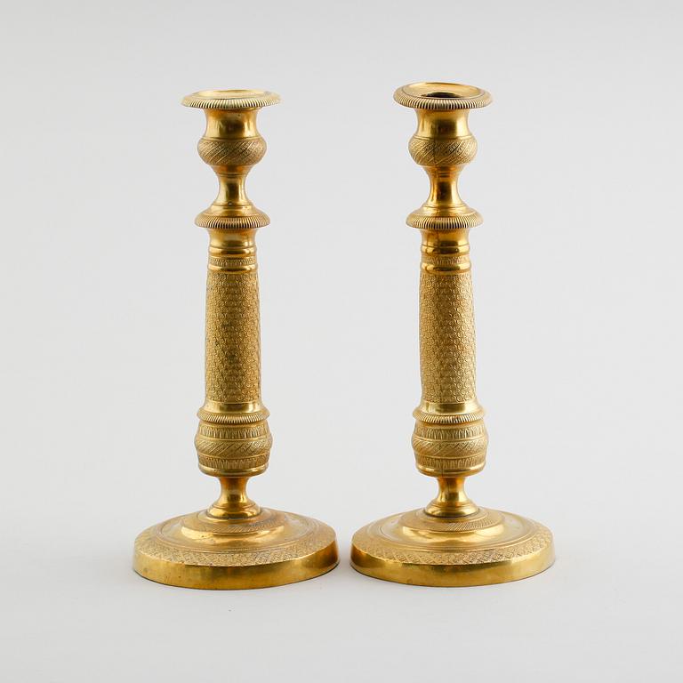 LJUSSTAKAR, 1 par, förgylld brons, senempire, 1800-talets första hälft.