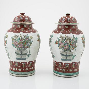 Urnor med lock, ett par, porslin, Kina, 1900-tal.