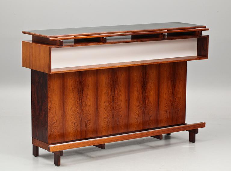 BARDISK, BARSTOLAR, 3 st samt VÄGGVITRIN, 1960-tal, etikettmärkt Dyrlund, Made in Denmark.