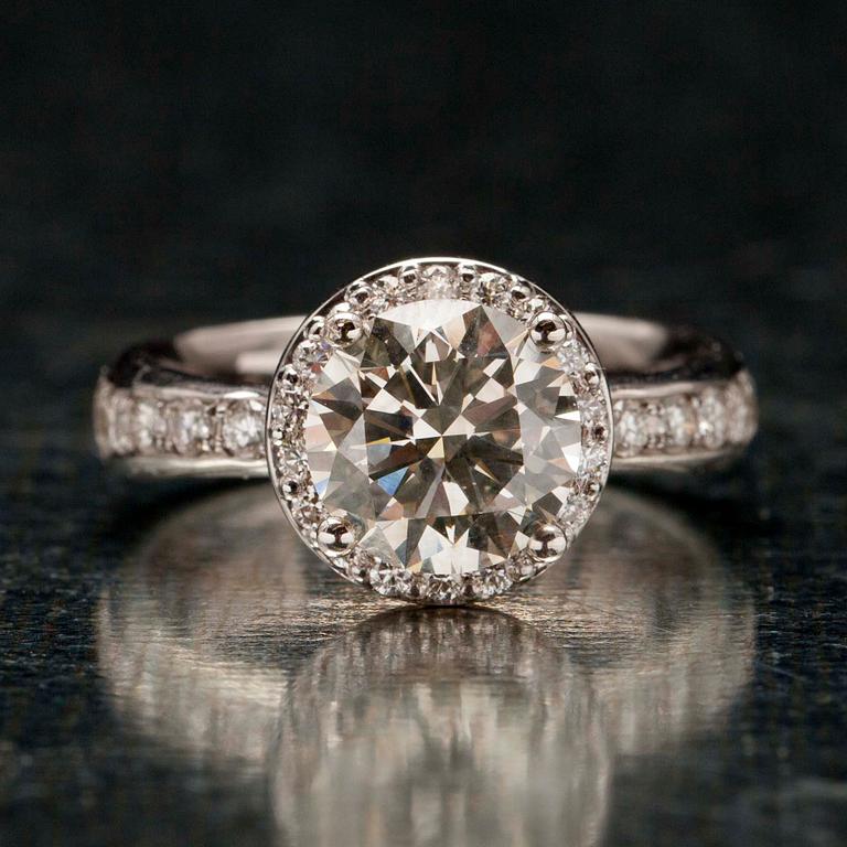 RING, vitguld 18K, briljantslipade diamanter, mittsten 2,60 ct + 0,62 ct. Vikt 8,2 g.
