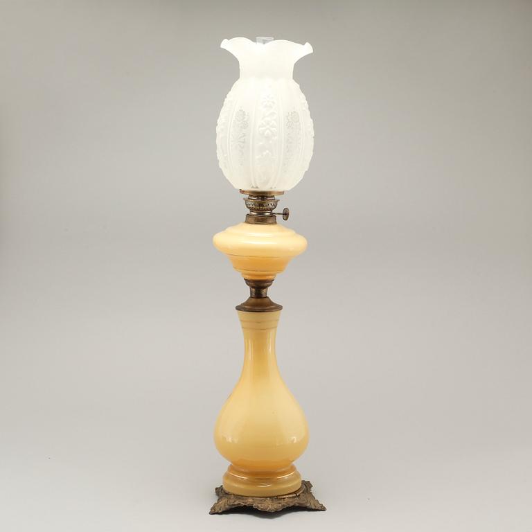 A table paraffin lamp, around the year 1900.