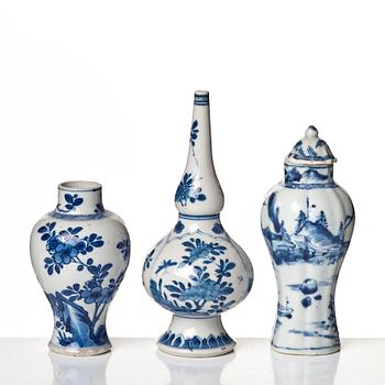 A group of four miniature vases and a rose water sprinkler, Qing dynasty, Kangxi (1662-1722).