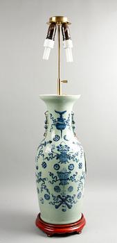 BORDSLAMPA/URNA. Kina, porslin. 1900-tal.