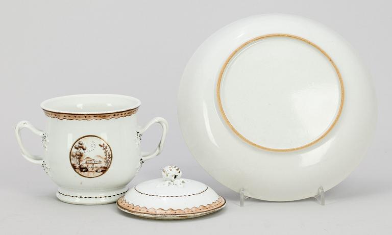 BULJONGKOPP MED FAT, porslin, Kina, Jiaqing, 1796-1820.