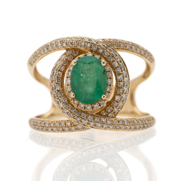 Ring 14K guld med en smaragd och diamanter.