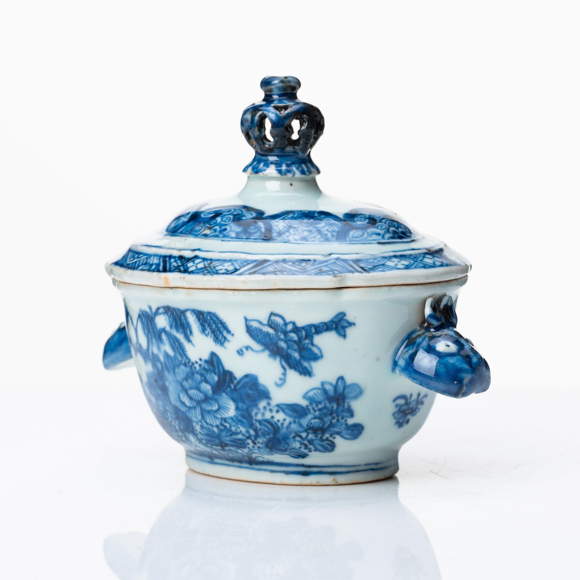 A blue and white tureen with cover, Qing dynasty, Qianlong (1736-95).