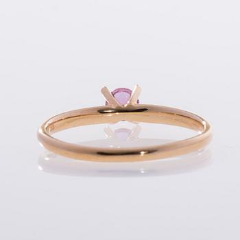 RING, 18K guld, natural pink safir ca 0,20 ct. Vikt 2,1 g.