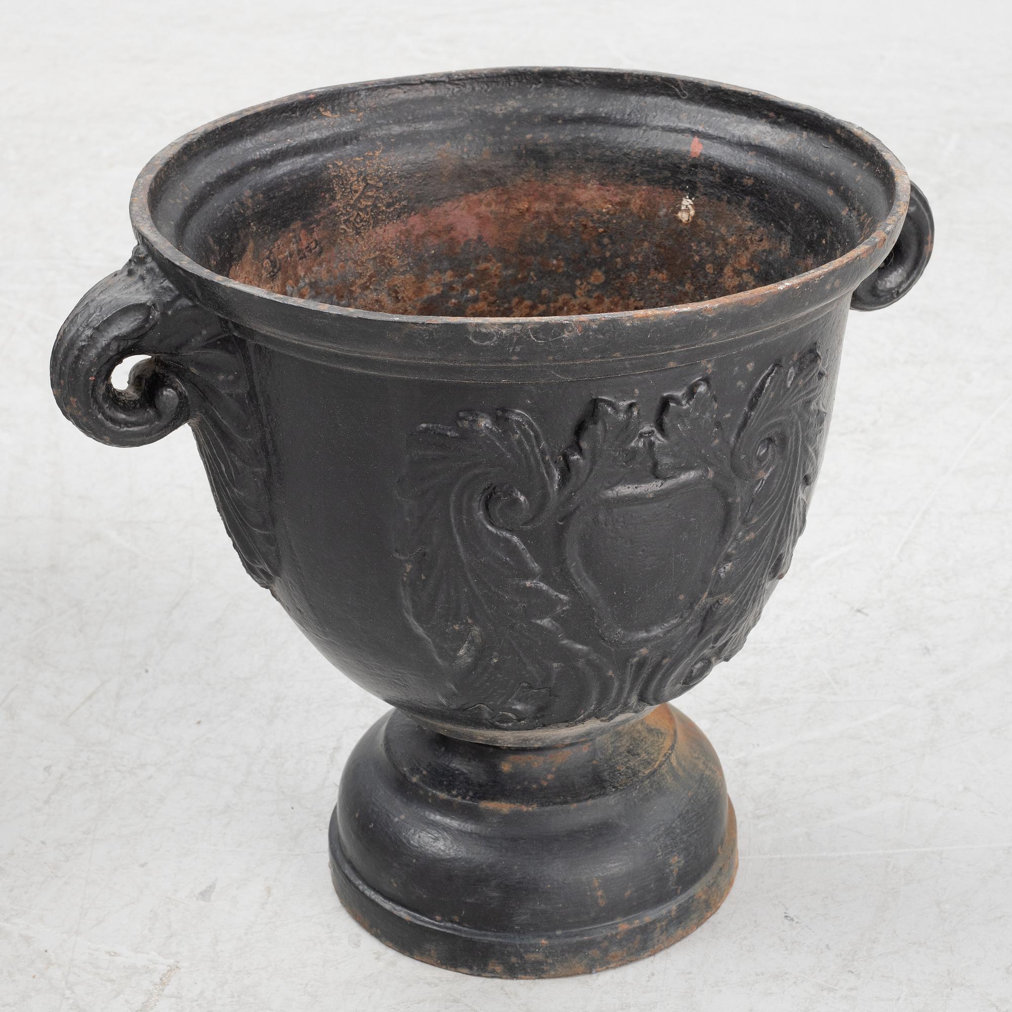 A pair of cast iron garden urns, later part of the 20th century.