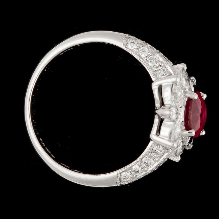 RING, fasettslipad rubin, ca 1.20 ct, samt briljantslipade diamanter, tot. 1 ct.