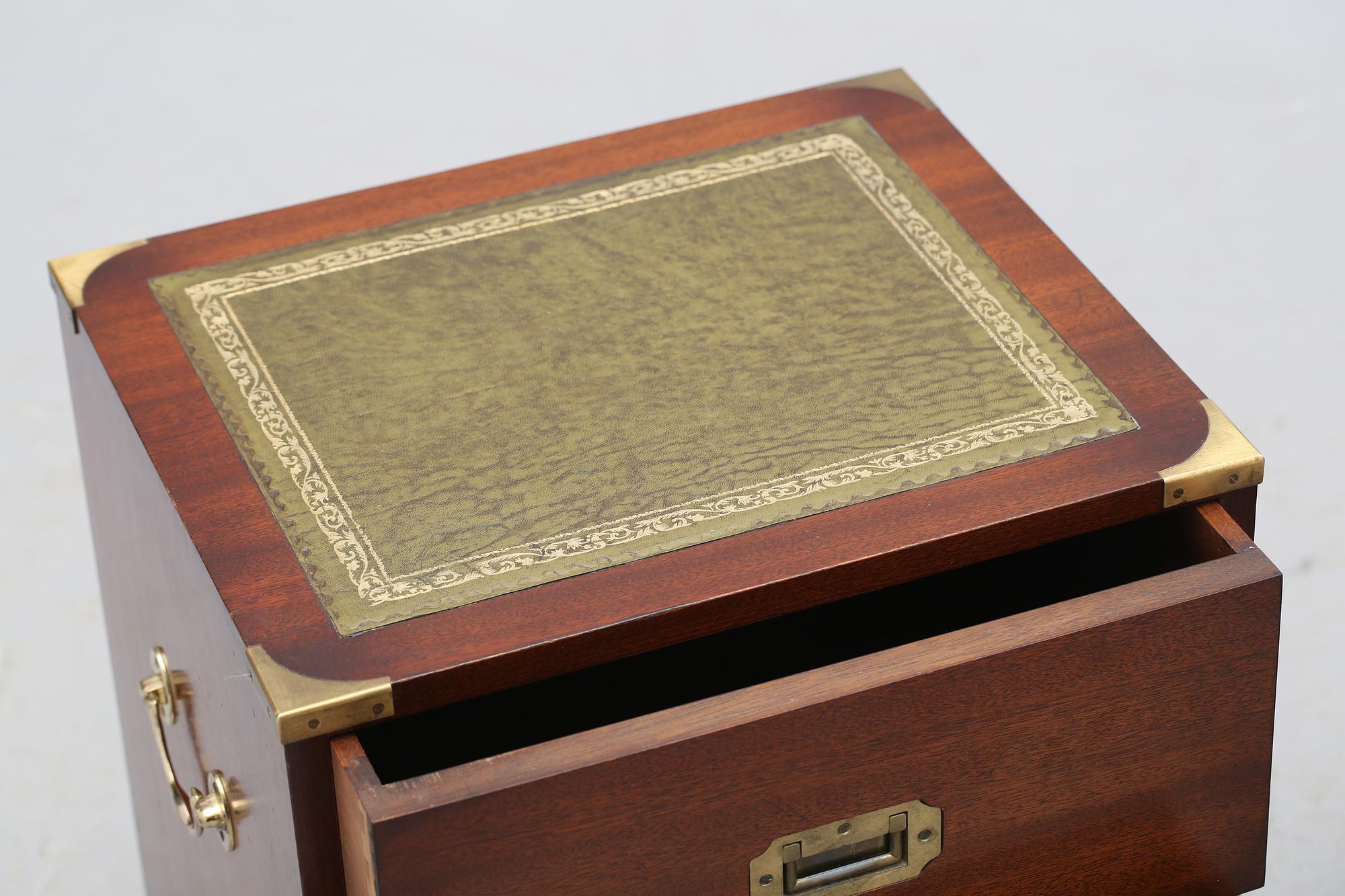 SÄNGBORD, ett par, engelsk stil, 1900-talets andra hälft.