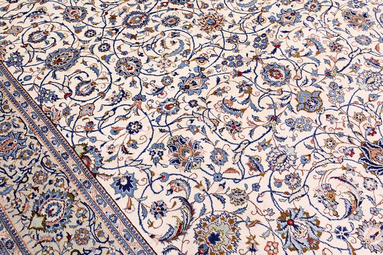 A carpet, Kashan, ca 402 x 278 cm.