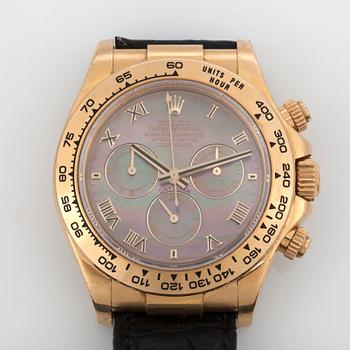 HERRUR, Rolex Daytona Cosmograph. Automatisk. Pärlemotavla. Ø 40 mm. Boett och spänne i 18K guld.