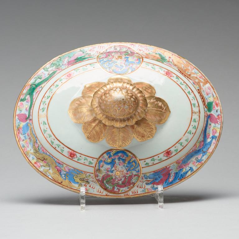 TERRIN med LOCK, porslin. Qingdynastin, Jiaqing (1796-1820).