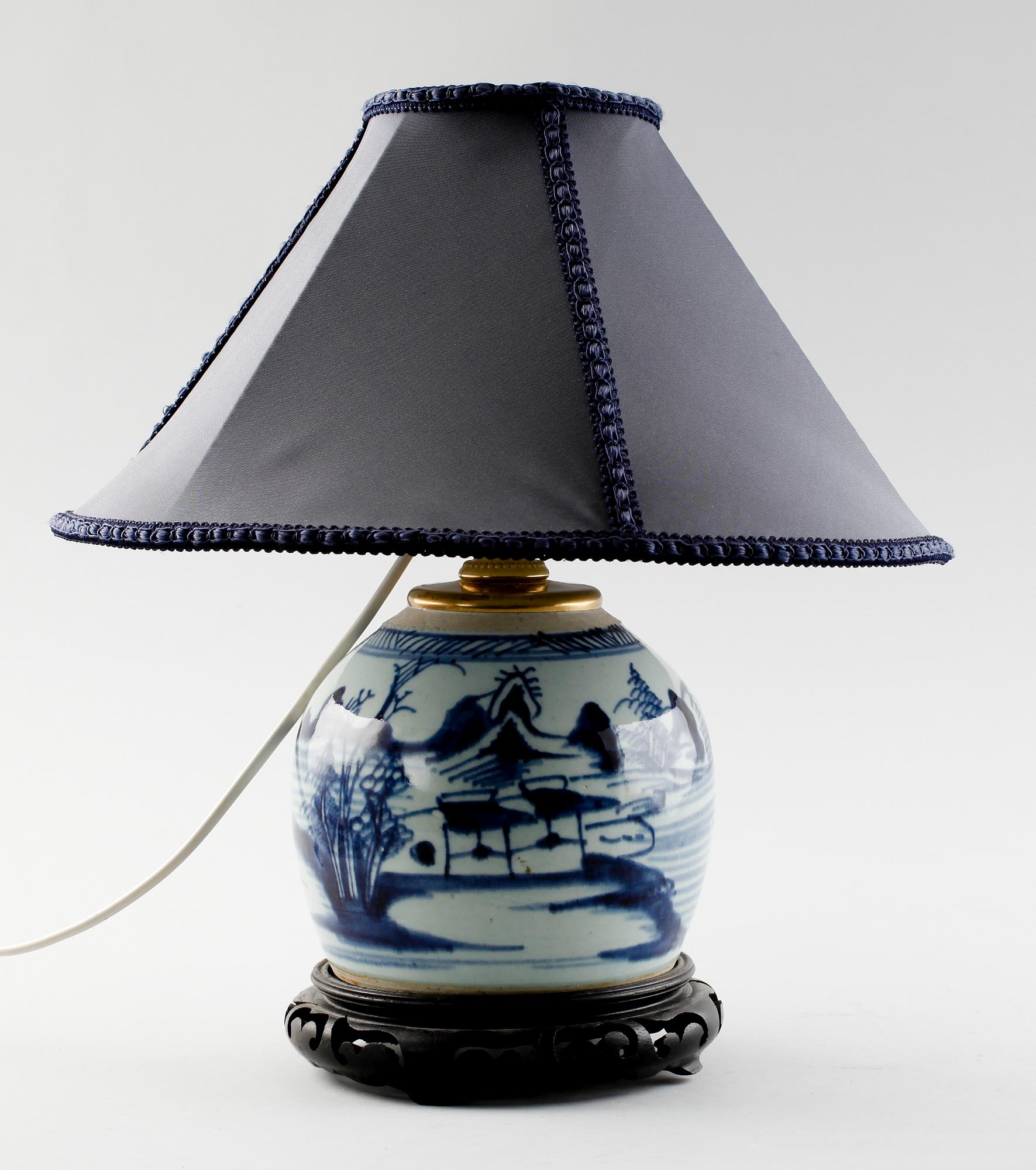 BORDSLAMPA, porslin, Kina.