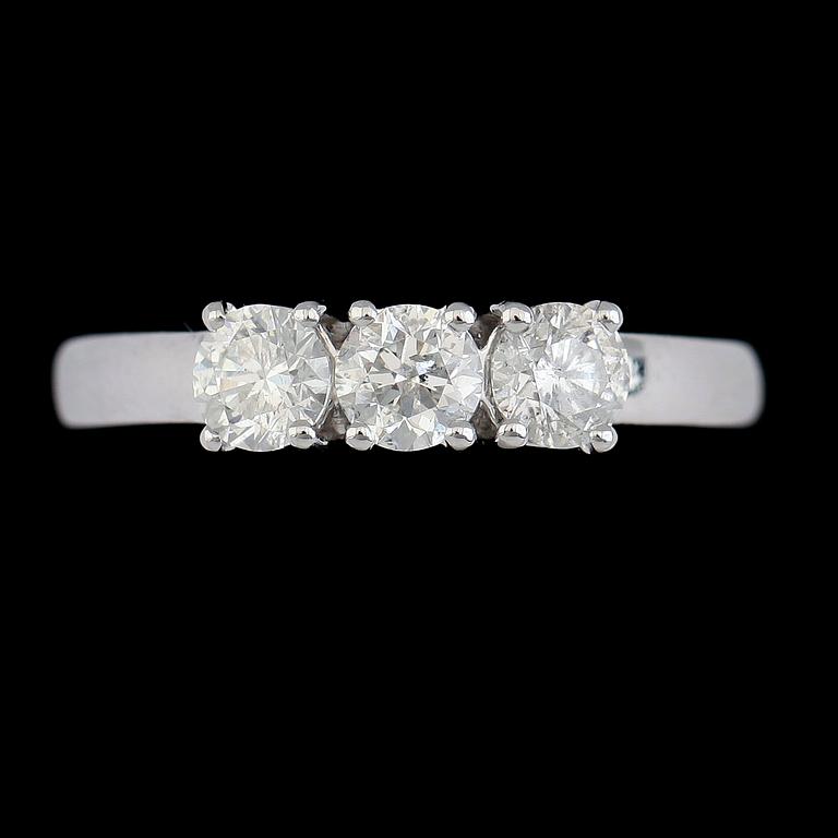 RING, 18K vitguld, 3 briljantslipade diamanter tot ca 0.97 ct.