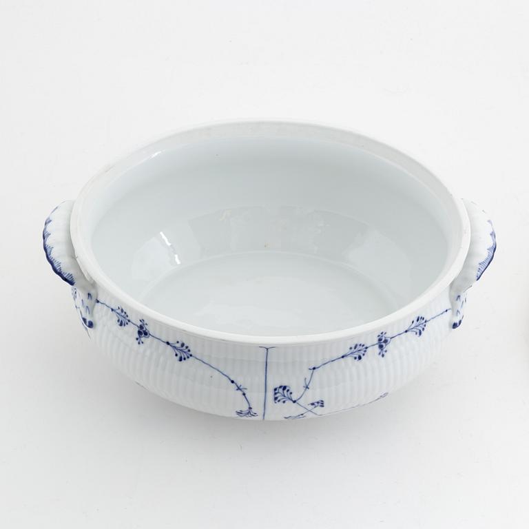 Terrin med lock, porslin, 'Musselmalet', Kunglig Dansk, Danmark, 1900-tal och Soppslev, silver, Sverige, 1861.