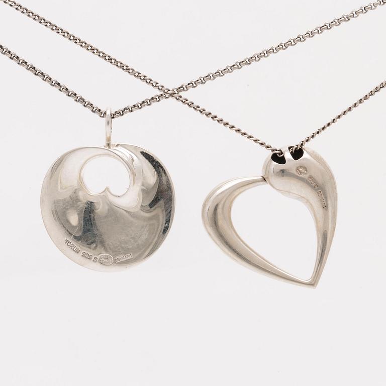 Georg Jensen 2 hängen med kedjor,sterling silver,  "Artist heart" av Karim Rashid, "Hidden heart" av Torun Bülow-Hübe.
