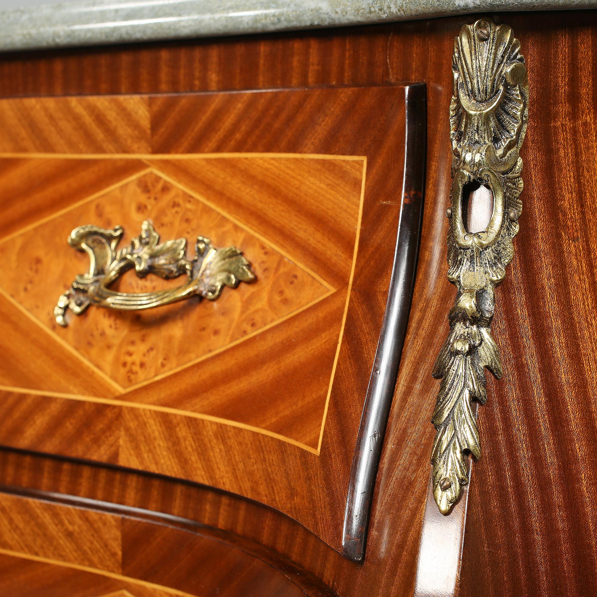 BYRÅ, rokokostil, omkring 1900-talets mitt.