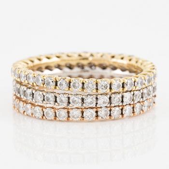 Rings, three pieces, set with brilliant-cut diamonds.