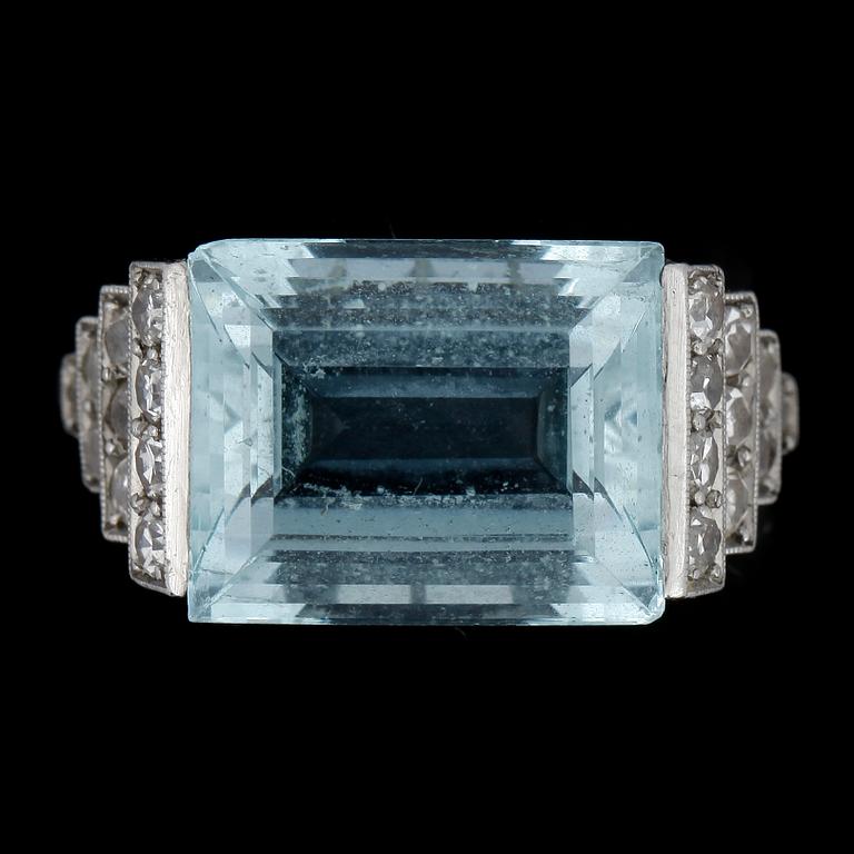 RING, platina med akvamarin och åttkanslipade diamanter tot ca0,30ct. Vikt 4g.