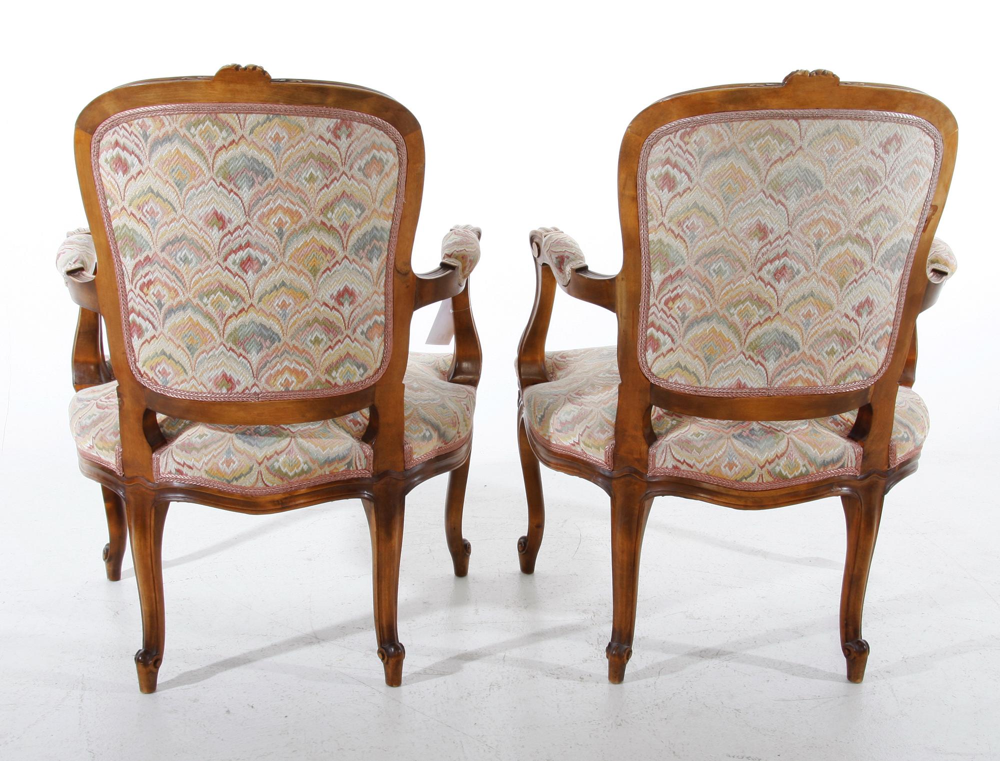 KARMSTOLAR, ett par, rokokostil.