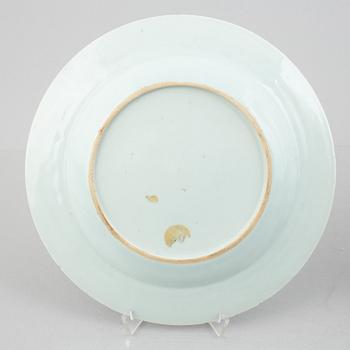 A pair of blue and white Chinese porcelain sauce boats and a pair of plates, Qing dynasty, Qianlong (1736-95).