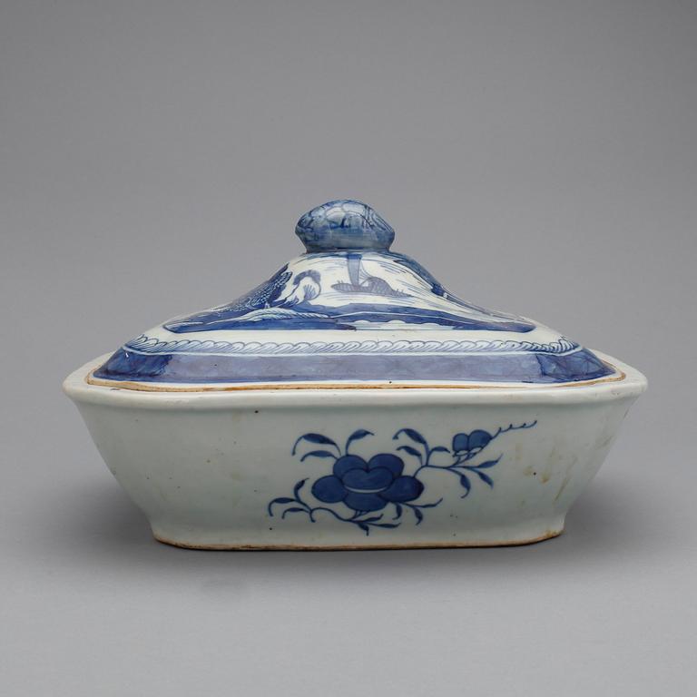 TERRIN MED LOCK, porslin. Qing dynastin, 1800-tal.