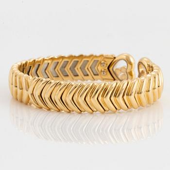 A Chopard "Happy Diamond" bangle in 18K gold.