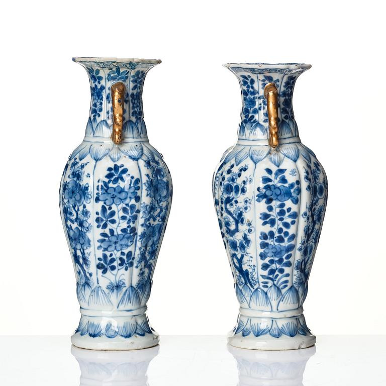 A pair of blue and white vases, Qing dynasty, Kangxi (1662-1722).