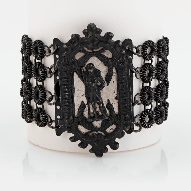 A Berlin iron and steel bracelet with a cameo. Berlin 1820-30.