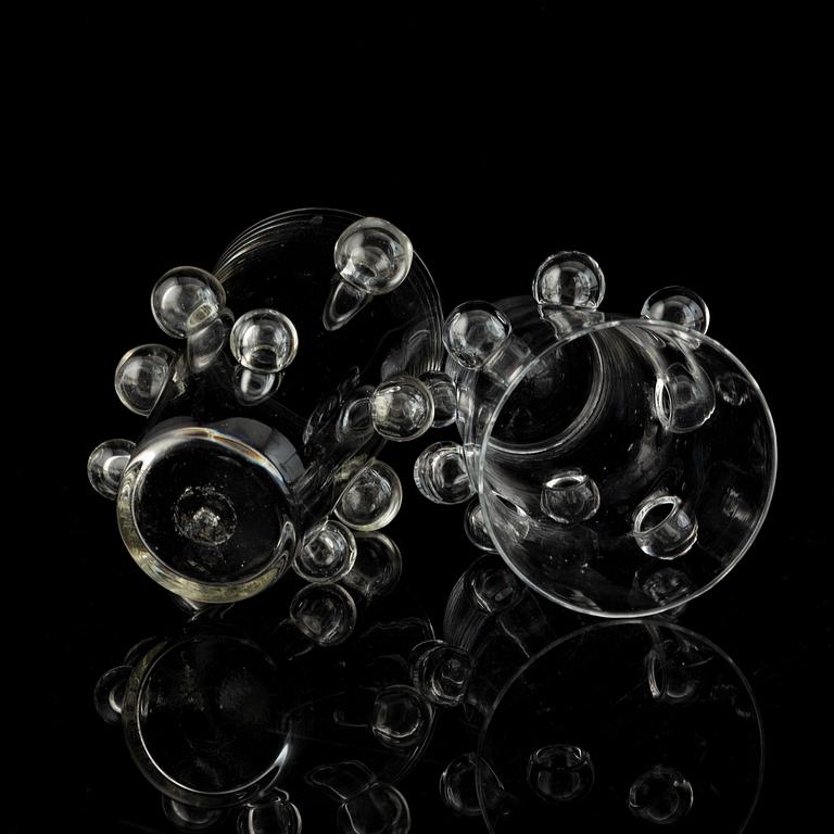 Mårten Medbo, glas, två stycken, signerad.