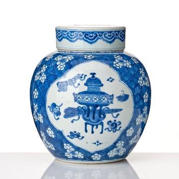 A blue and white jar with cover, Qing dynasty, Kangxi (1662-1722).