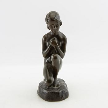 Elna Borch, Sculpture of a seated girl.